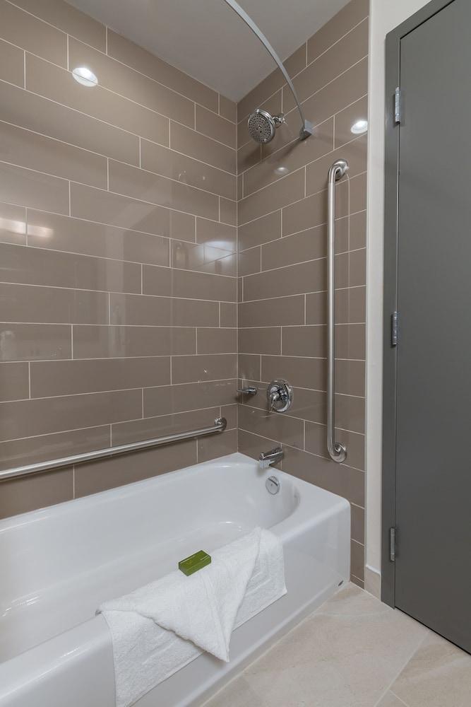 Best Western Plus Chestermere Hotel Exterior photo