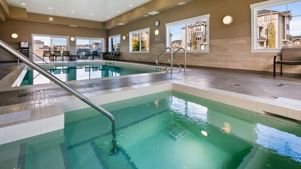 Best Western Plus Chestermere Hotel Exterior photo