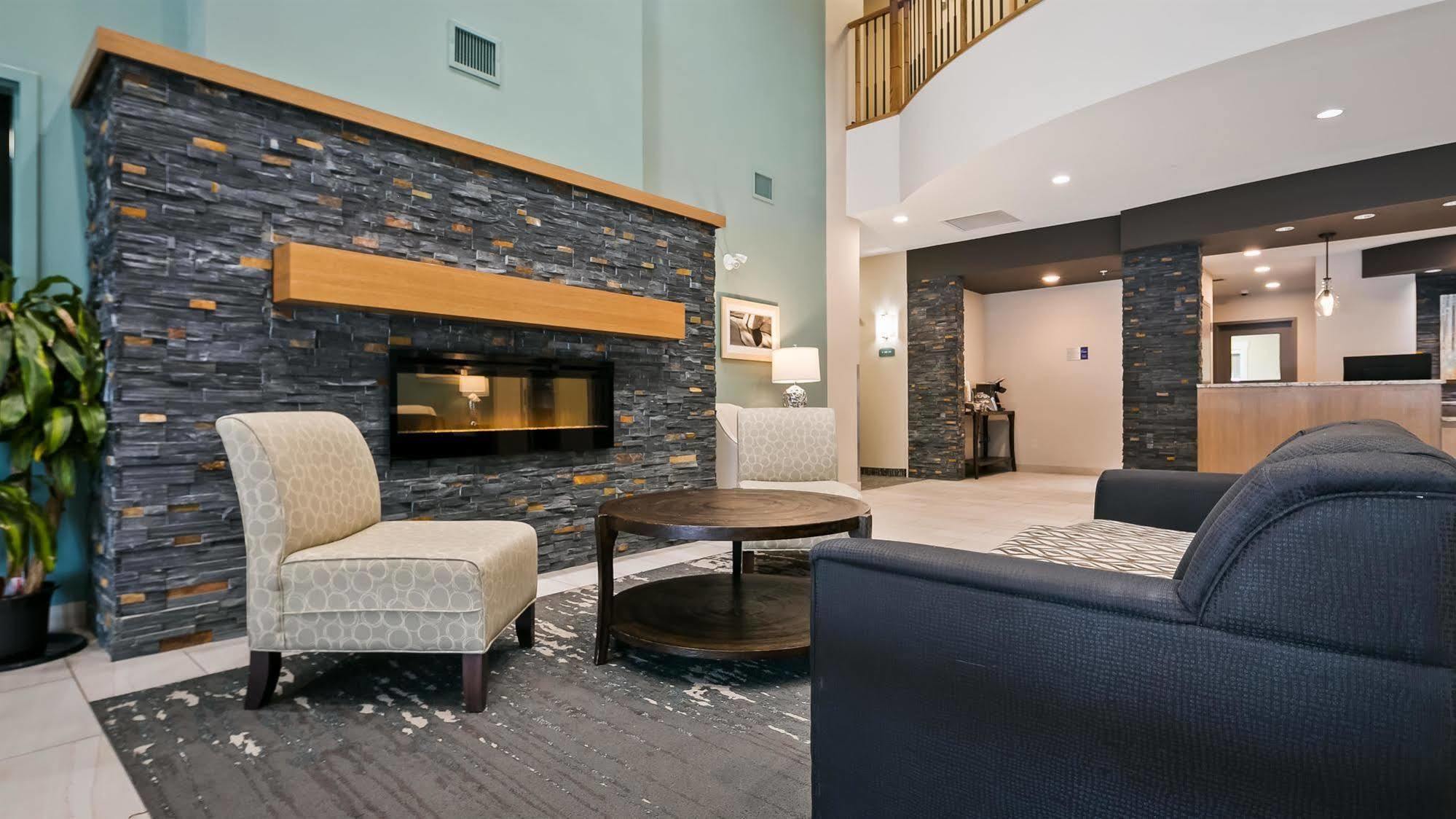 Best Western Plus Chestermere Hotel Exterior photo
